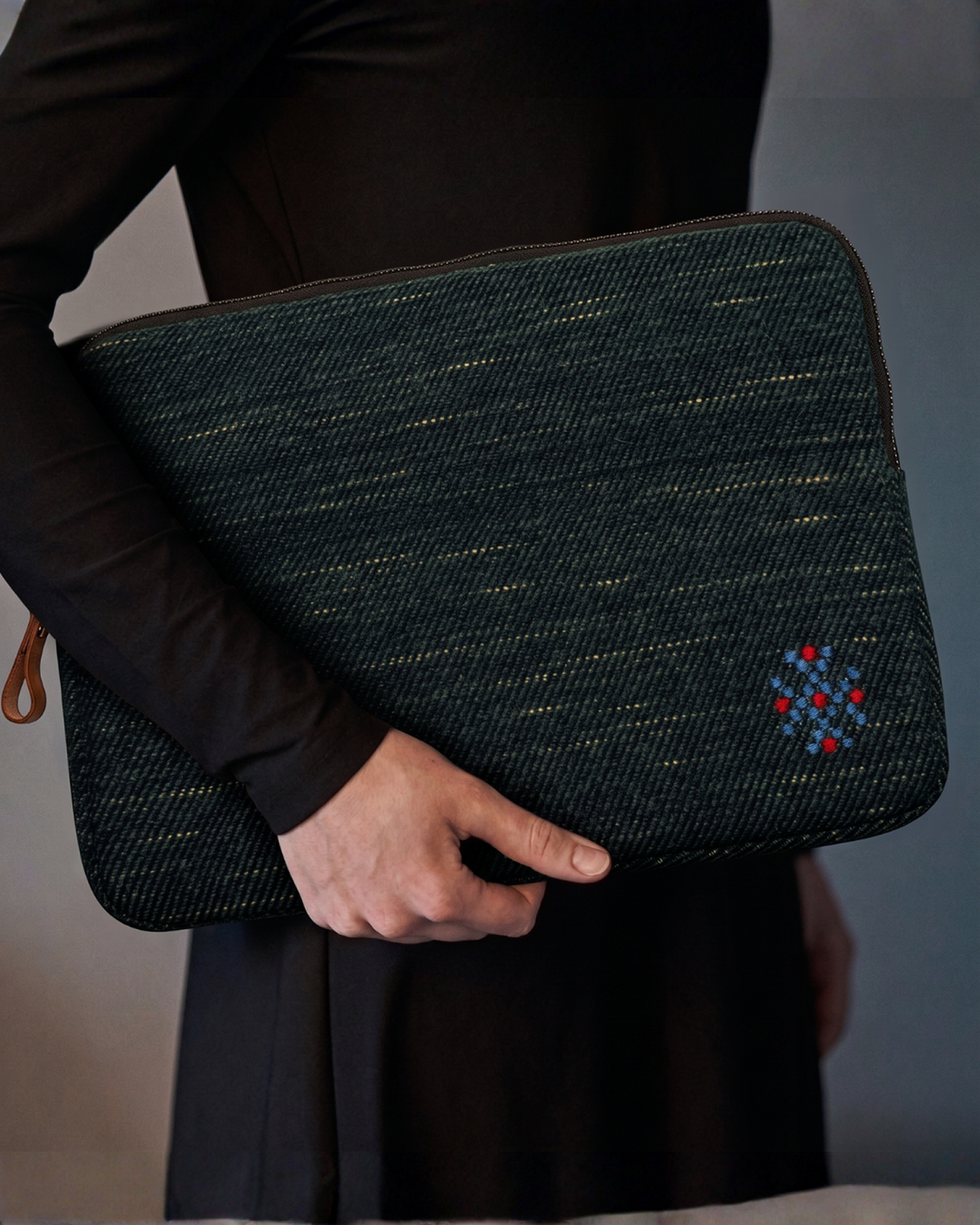 Köşe Laptop Çantası Koyu Yeşil – kullanım görseli