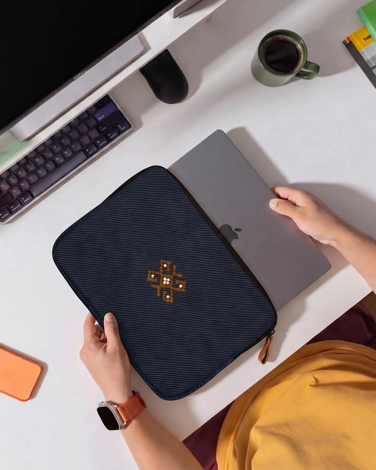 Dört Yön Laptop Çantası Mavi – çalışma masasında