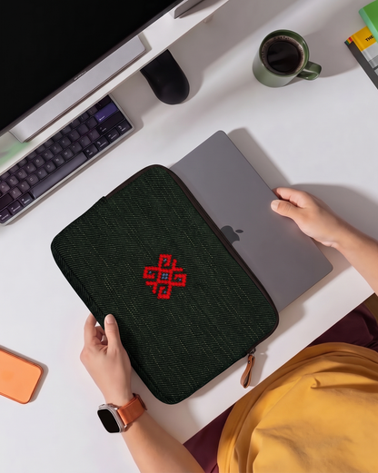 Dört Yön Laptop Çantası Yeşil – çalışma masasında
