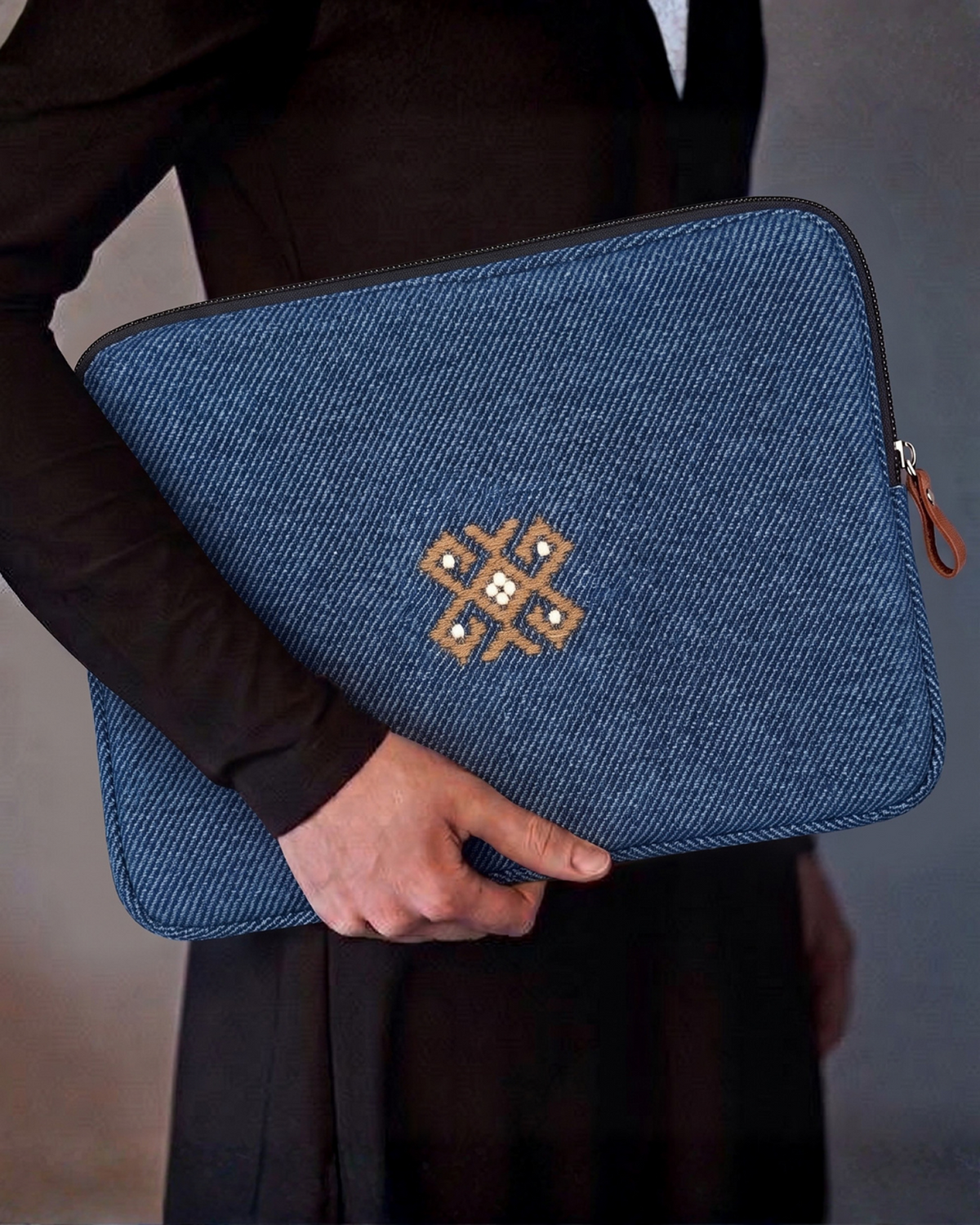Dört Yön Laptop Çantası Mavi – kullanım görseli