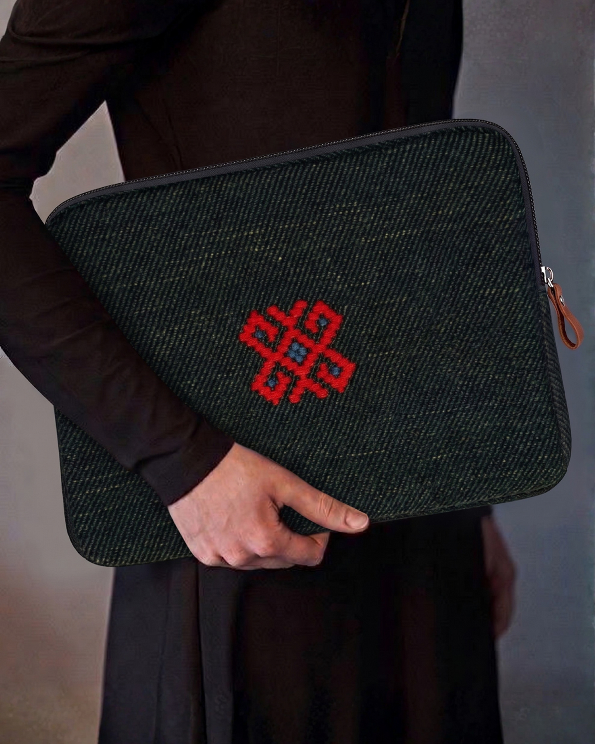 Dört Yön Laptop Çantası Yeşil – kullanım görseli