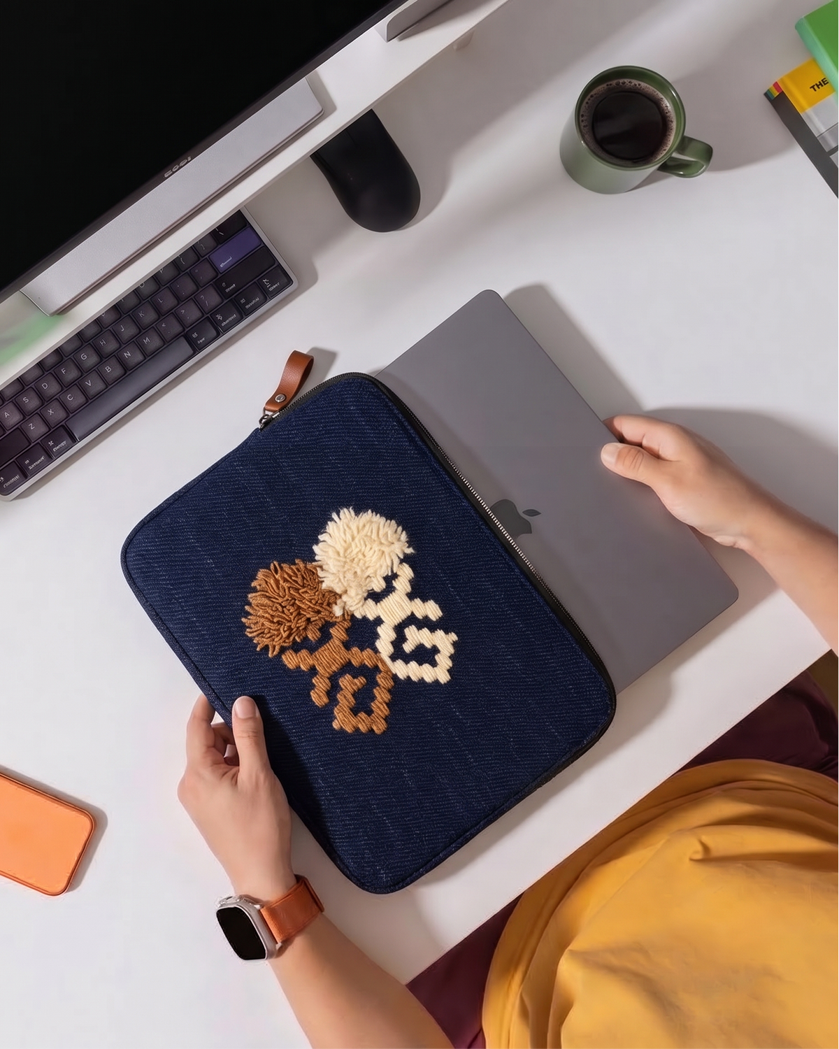 Katman Laptop Çantası Lacivert – çalışma masasında