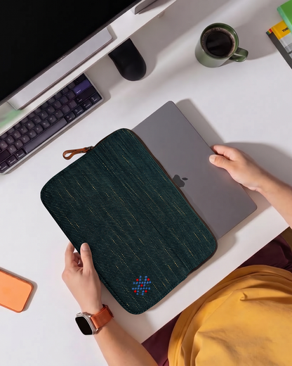 Köşe Laptop Çantası Koyu Yeşil – çalışma masasında